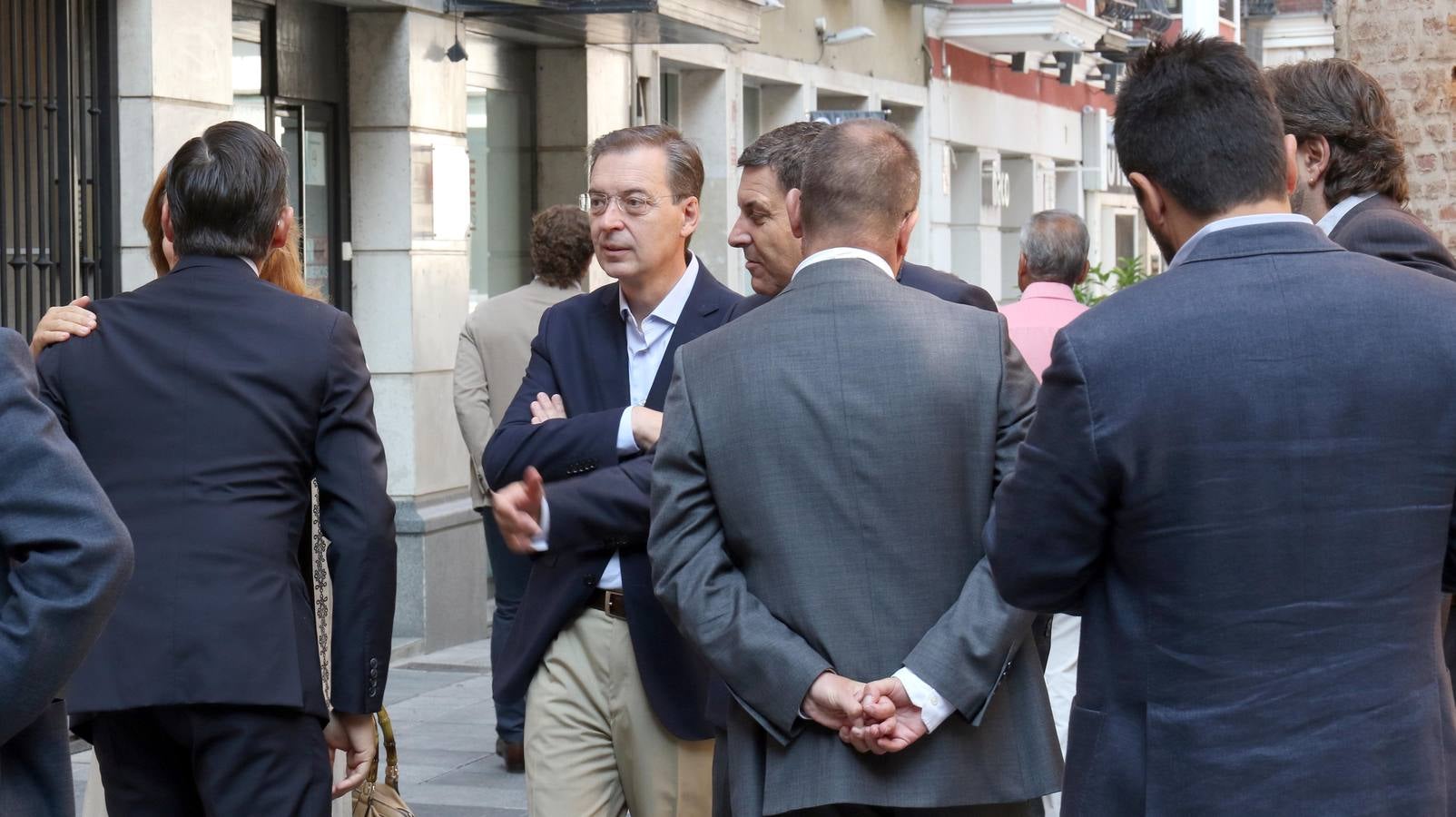 Familiares, amigos y compañeros de partido han asistido hoy al funeral celebrado en la iglesia de Santiago Apóstol de Valladolid, ciudad que le vio nacer hace 64 años y donde ejerció toda su carrera política