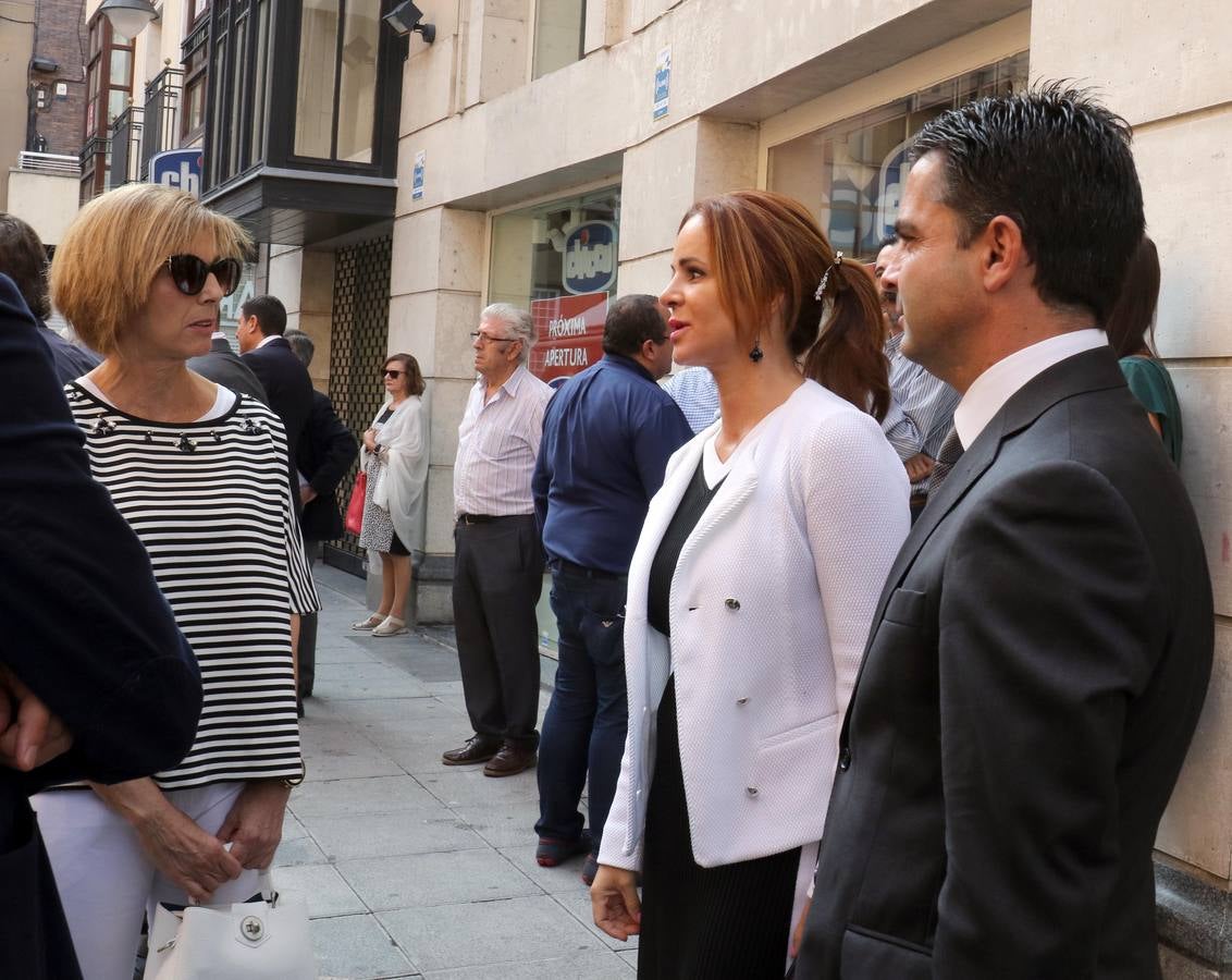 Familiares, amigos y compañeros de partido han asistido hoy al funeral celebrado en la iglesia de Santiago Apóstol de Valladolid, ciudad que le vio nacer hace 64 años y donde ejerció toda su carrera política