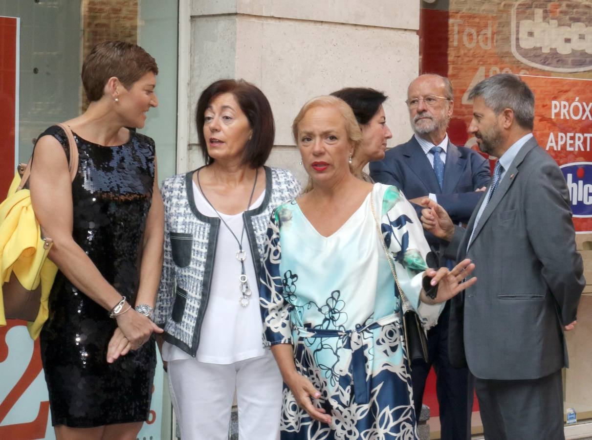 Familiares, amigos y compañeros de partido han asistido hoy al funeral celebrado en la iglesia de Santiago Apóstol de Valladolid, ciudad que le vio nacer hace 64 años y donde ejerció toda su carrera política