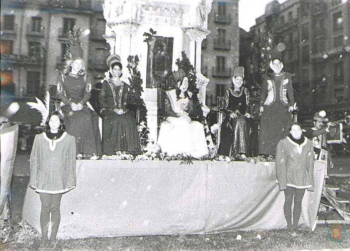 En 1975, el Ayuntamiento vallisoletano agasajaba con un espectacular festejo en la Plaza Mayor a la Corporación sevillana, invitada de honor en la jornada dedicada a las ferias de España