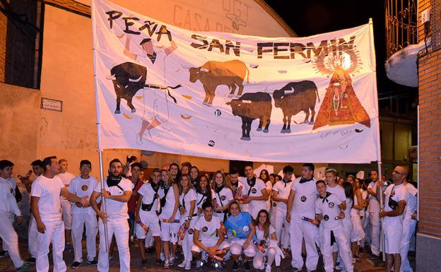 Representantes de la peña San Fermín, en las fiestas de Carbonero. 