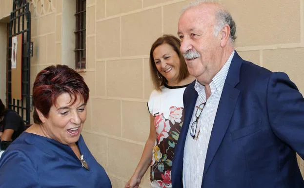 El exseleccionador nacional Vicente del Bosque, ayer, con la alcaldesa de Segovia, antes de visitar la exposición, instalada en el interior del Torreón de Lozoya. 