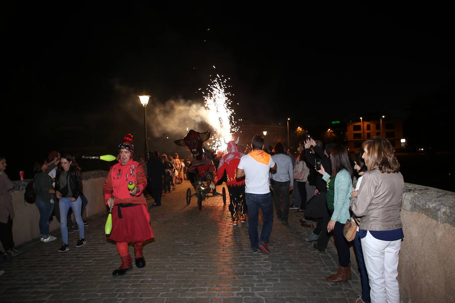 Salamanca disfruta de sus fiestas con pasacalles y del concierto de Antonio Orozco