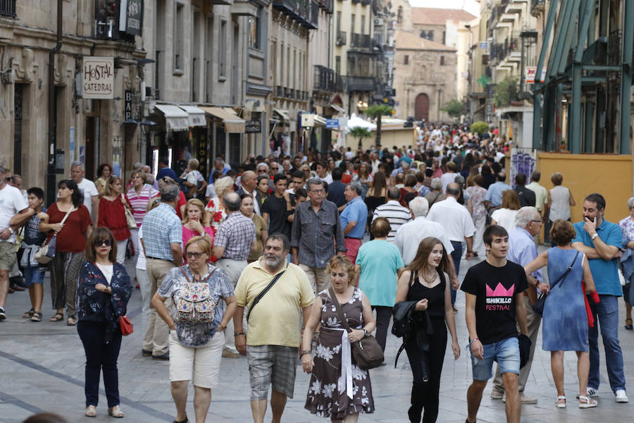 Salamanca disfruta de sus fiestas con pasacalles y del concierto de Antonio Orozco