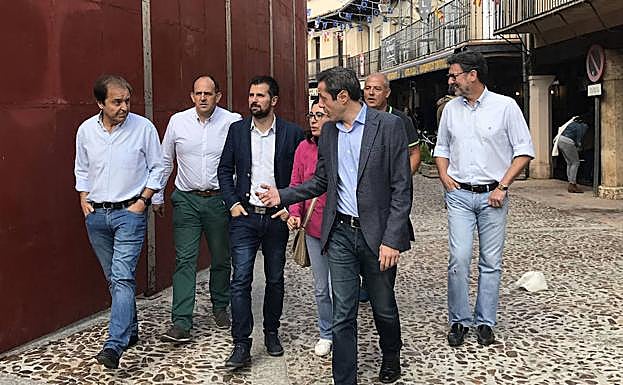 José Bayón (d) charla con Juan Luis Gordo en presencia de José Luis Aceves, Luis Tudanca y la alcaldesa de Riaza, Andrea Rico, ayer, en la plaza de la villa segoviana. 