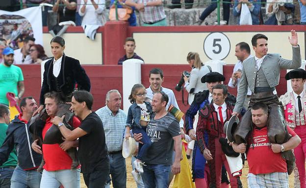 Lea Vicens y Manuel Manzanares salen en hombros tras la actuación de esta tarde. 