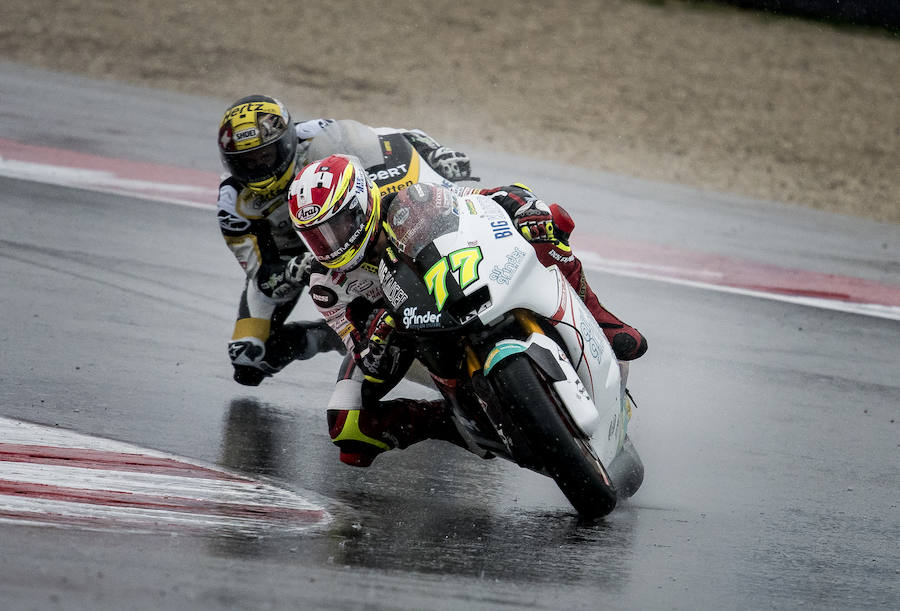 El suizo Dominique Aegerter (Suter) se adjudicó la segunda victoria de su carrera deportiva en Moto2 en unas condiciones extremas como consecuencia de la lluvia. 