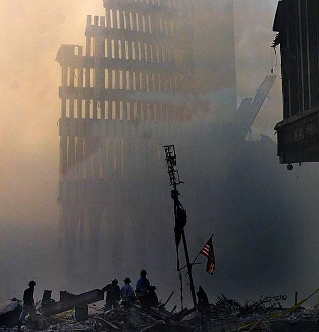 Los tanques de queroseno de los aviones derritieron el acero de los rascacielos, que ardieron a 800 grados.