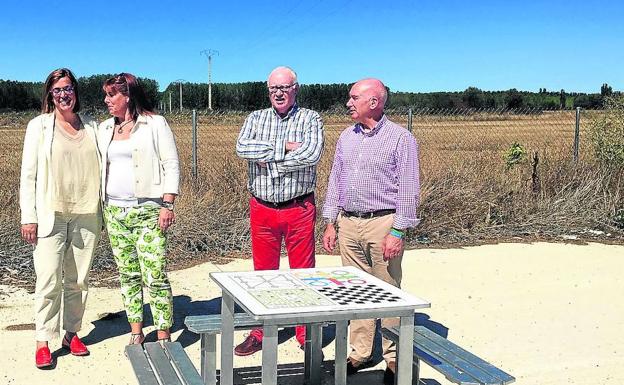 Ángeles Armisén, Ana María Jerez, José Ignacio Antolín y Javier Villafruela, en la nueva zona de ocio. 