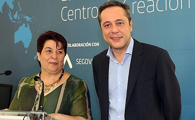 José Bayón, con la alcaldesa de Segovia, Clara Luquero.