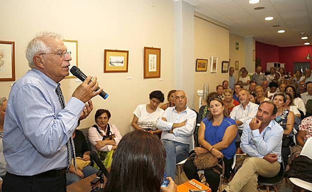 Borrell en la librería Ateneo de Palencia.