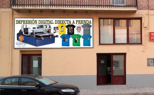 Fachada de Camisetas La Colmena, el negocio de Raúl y Julia en Cuéllar (Segovia).