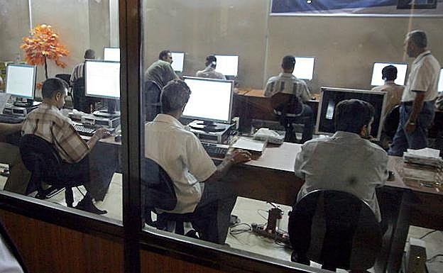 Funcionarios trabajan con sus ordenadores 