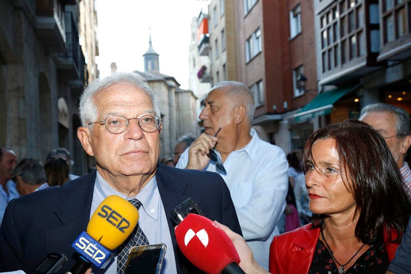 La librería Ateneo se quedó pequeña para escuchar al exministro socialista hablar de su último libro sobre el conflicto catalán ‘Escucha Cataluña. Escucha España’ 