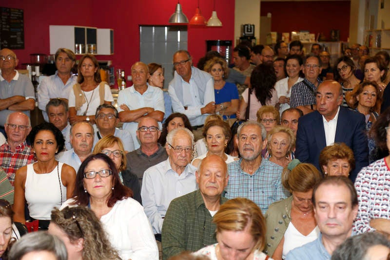 La librería Ateneo se quedó pequeña para escuchar al exministro socialista hablar de su último libro sobre el conflicto catalán ‘Escucha Cataluña. Escucha España’ 