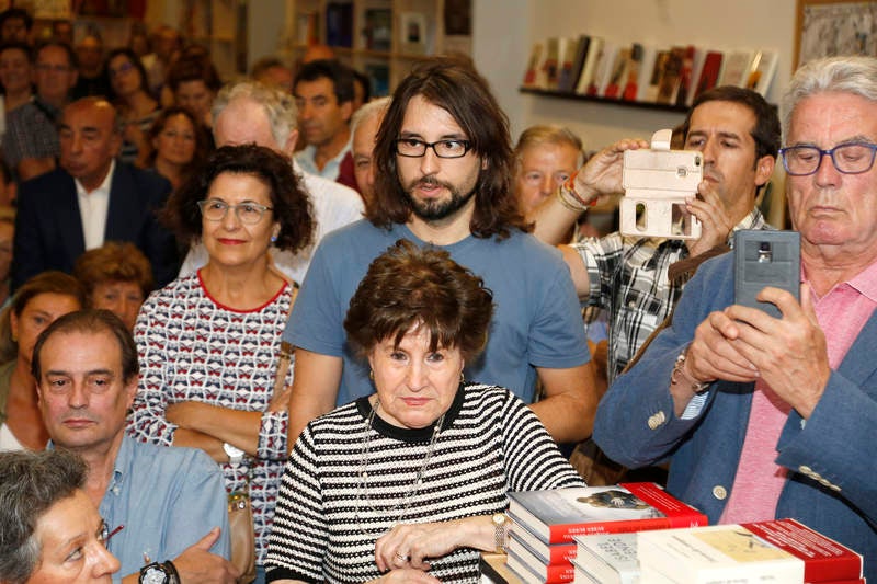 La librería Ateneo se quedó pequeña para escuchar al exministro socialista hablar de su último libro sobre el conflicto catalán ‘Escucha Cataluña. Escucha España’ 