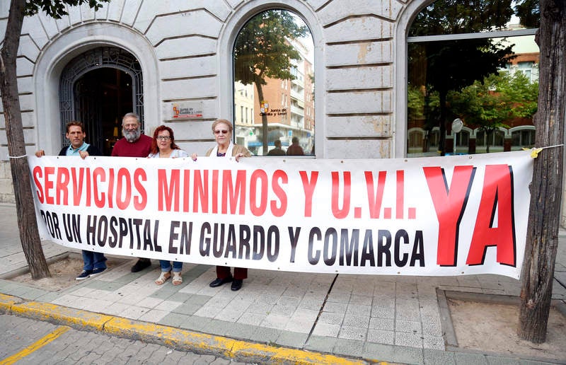 Antonio María Sáez Aguado ha analizado las demanadas que plantean las plataformas ciudadanas de Aguilar y Guardo, además de escuchar la petición de los defensores de la sanidad pública para que el futuro aparcamiento del hospital sea grautito