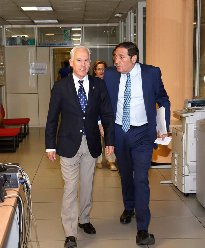 Antonio María Sáez Aguado ha analizado las demanadas que plantean las plataformas ciudadanas de Aguilar y Guardo, además de escuchar la petición de los defensores de la sanidad pública para que el futuro aparcamiento del hospital sea grautito