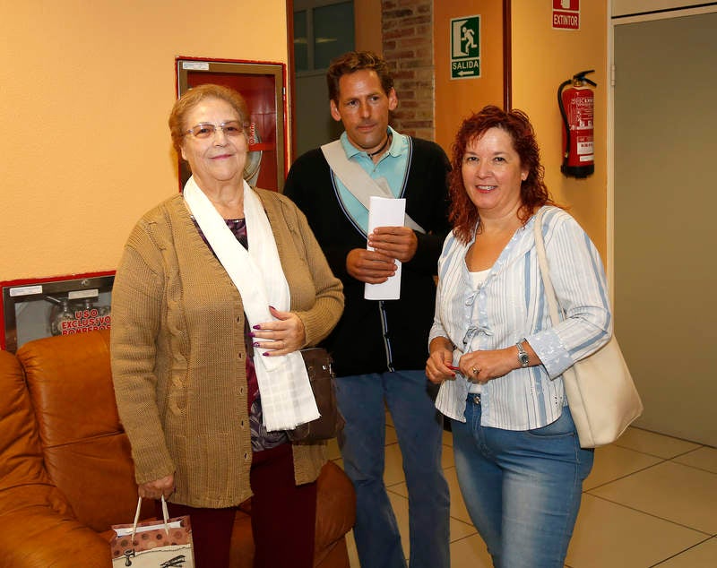 Antonio María Sáez Aguado ha analizado las demanadas que plantean las plataformas ciudadanas de Aguilar y Guardo, además de escuchar la petición de los defensores de la sanidad pública para que el futuro aparcamiento del hospital sea grautito