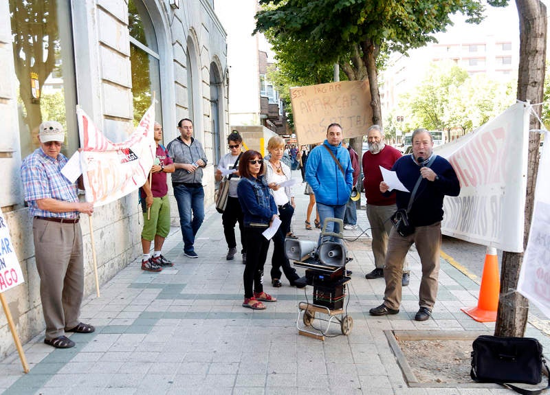 Antonio María Sáez Aguado ha analizado las demanadas que plantean las plataformas ciudadanas de Aguilar y Guardo, además de escuchar la petición de los defensores de la sanidad pública para que el futuro aparcamiento del hospital sea grautito