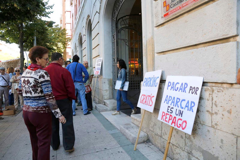 Antonio María Sáez Aguado ha analizado las demanadas que plantean las plataformas ciudadanas de Aguilar y Guardo, además de escuchar la petición de los defensores de la sanidad pública para que el futuro aparcamiento del hospital sea grautito
