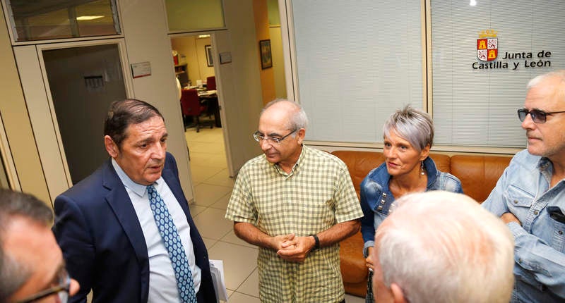 Antonio María Sáez Aguado ha analizado las demanadas que plantean las plataformas ciudadanas de Aguilar y Guardo, además de escuchar la petición de los defensores de la sanidad pública para que el futuro aparcamiento del hospital sea grautito