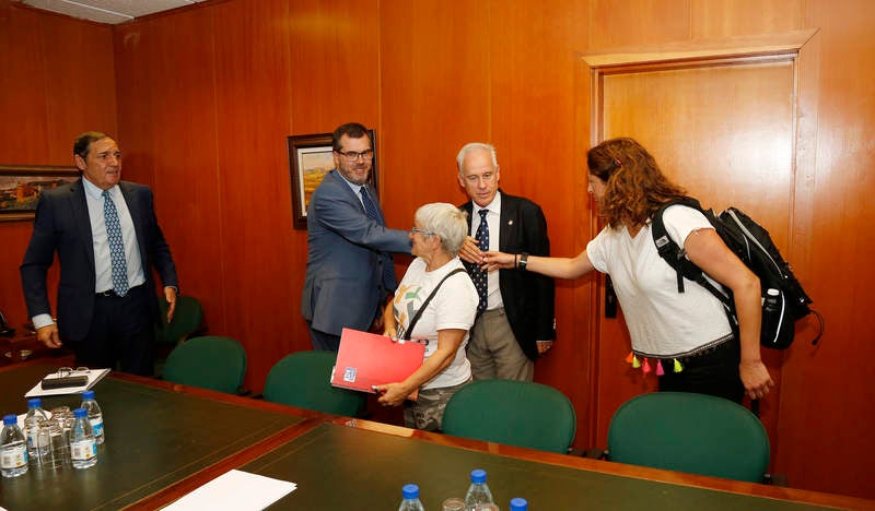 Antonio María Sáez Aguado ha analizado las demanadas que plantean las plataformas ciudadanas de Aguilar y Guardo, además de escuchar la petición de los defensores de la sanidad pública para que el futuro aparcamiento del hospital sea grautito