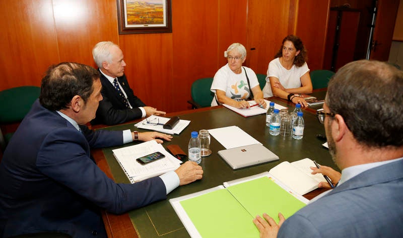 Antonio María Sáez Aguado ha analizado las demanadas que plantean las plataformas ciudadanas de Aguilar y Guardo, además de escuchar la petición de los defensores de la sanidad pública para que el futuro aparcamiento del hospital sea grautito