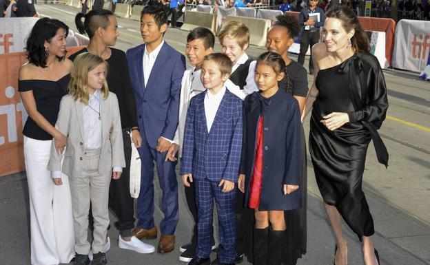 Angelina Jolie, junto a sus hijos.
