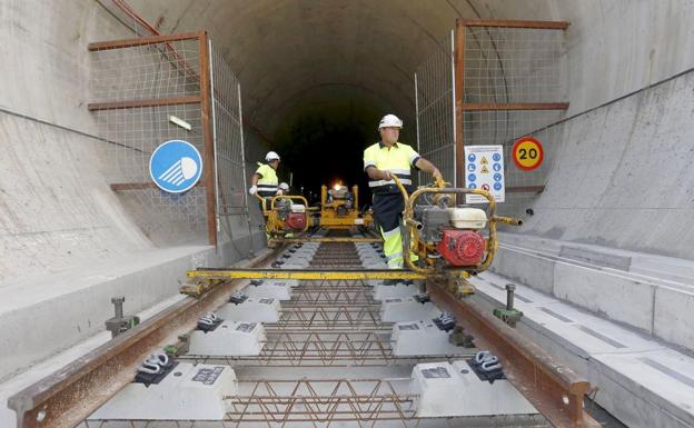 Imagen de los trabajos en el interior de los macrotúneles.