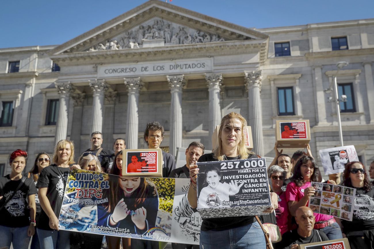 Los padres de Lucía presentan en el Congreso más de 257.000 firmas reclamando más investigación frente al cáncer infantil | La familia pide a los políticos que salgan a la calle para conocer «historias desgarradoras