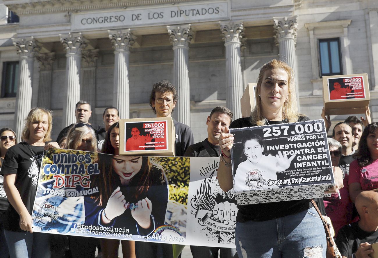 Los padres de Lucía presentan en el Congreso más de 257.000 firmas reclamando más investigación frente al cáncer infantil | La familia pide a los políticos que salgan a la calle para conocer «historias desgarradoras