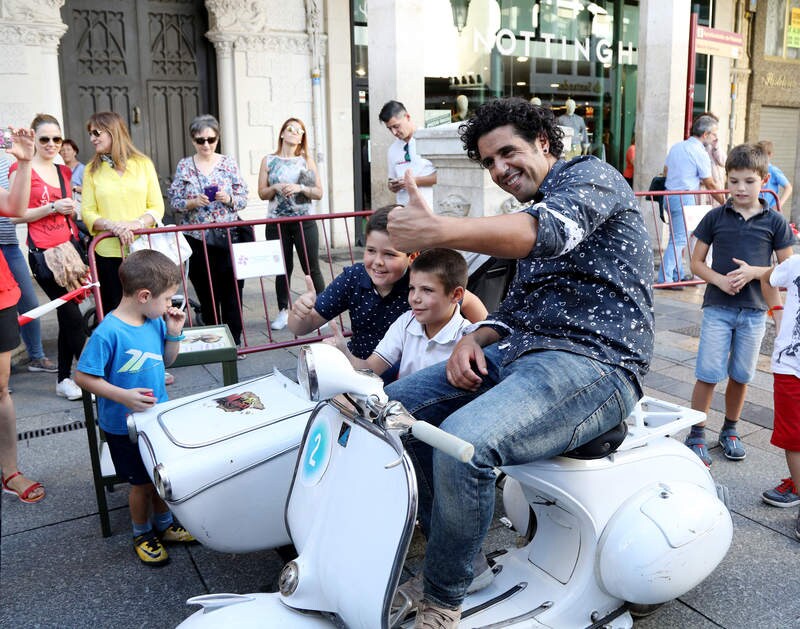 a Calle Mayor se ha convertido en un plató mágico donde el ilusionista Miguelillo ha completado un recorrido en moto con los ojos vendados