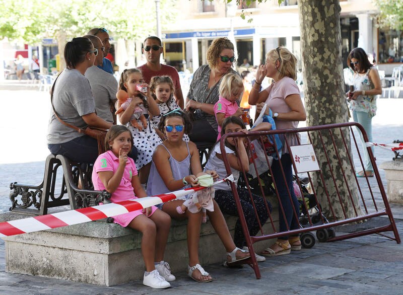 a Calle Mayor se ha convertido en un plató mágico donde el ilusionista Miguelillo ha completado un recorrido en moto con los ojos vendados