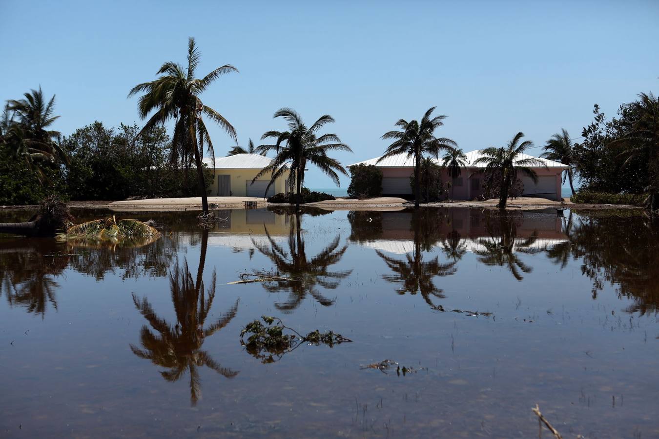 En su arrasadora trayectoria la tormenta ha dejado ya al menos medio centenar de muertos en el Caribe y Estados Unidos