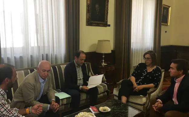 El alcalde de frómista en el centro con la presidenta de la Diputación 