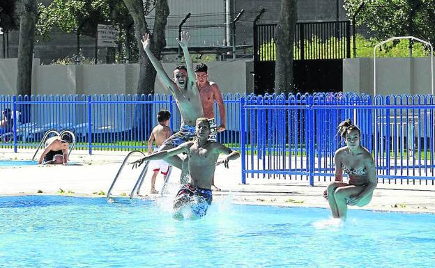 Varios bañistas se refrescan en una de las piscinas municipales de la ciudad. 