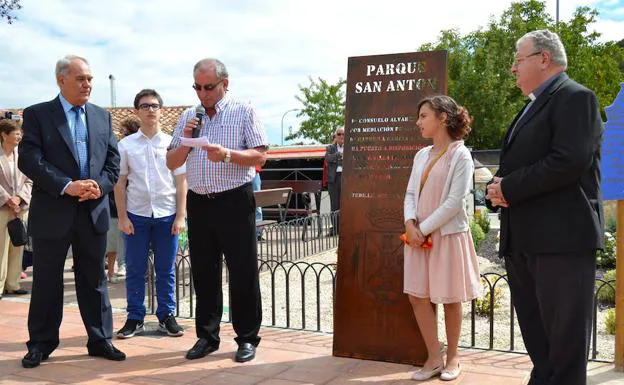 El obispo, Manuel Herrero, ha presidido la inauguración del parque San Antón. 
