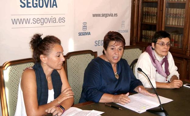 Marian Palma (i), Clara Luquero y Marifé Santiago presentan 'Vamos al teatro'.