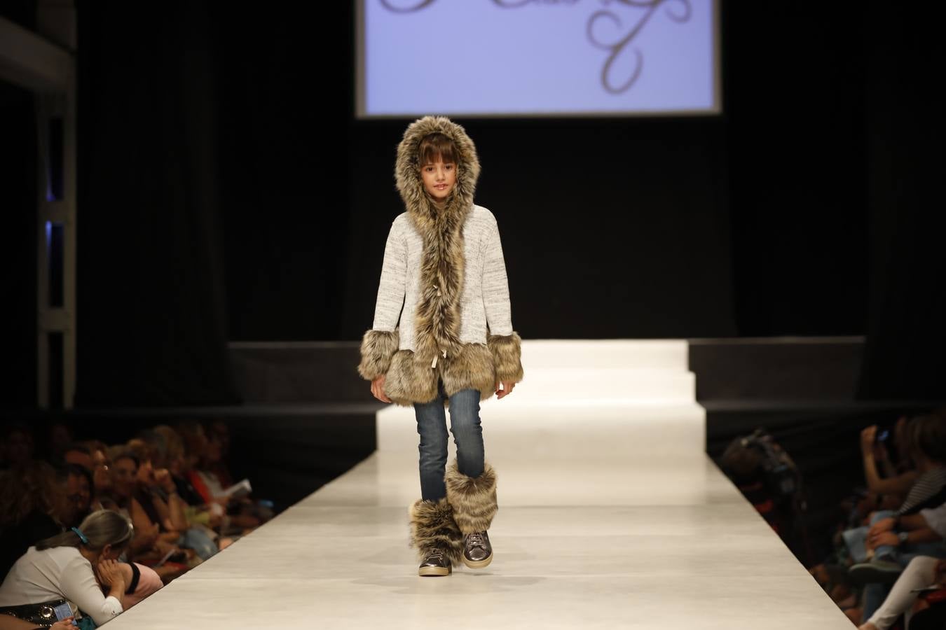 El desfile ha sido organizado por la Agrupación Vallisoletana de Comercio (Avadeco) en en LAVA para impulsar las colecciones de otoño e invierno