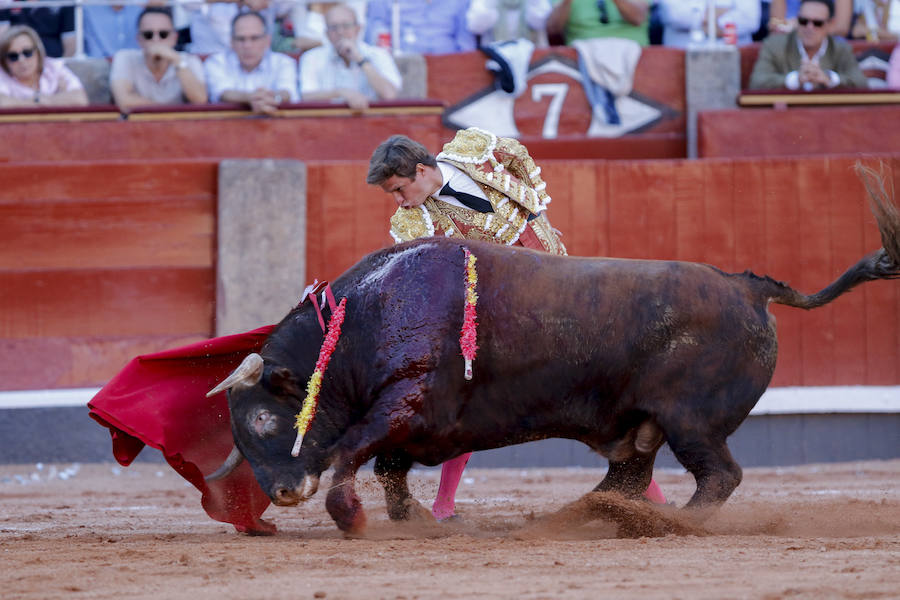 Ambos diestros salieron por la puerta grande de La Glorieta, y el torero peruano Roca Rey gustó al público por su aire elegante