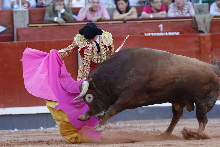 Ambos diestros salieron por la puerta grande de La Glorieta, y el torero peruano Roca Rey gustó al público por su aire elegante