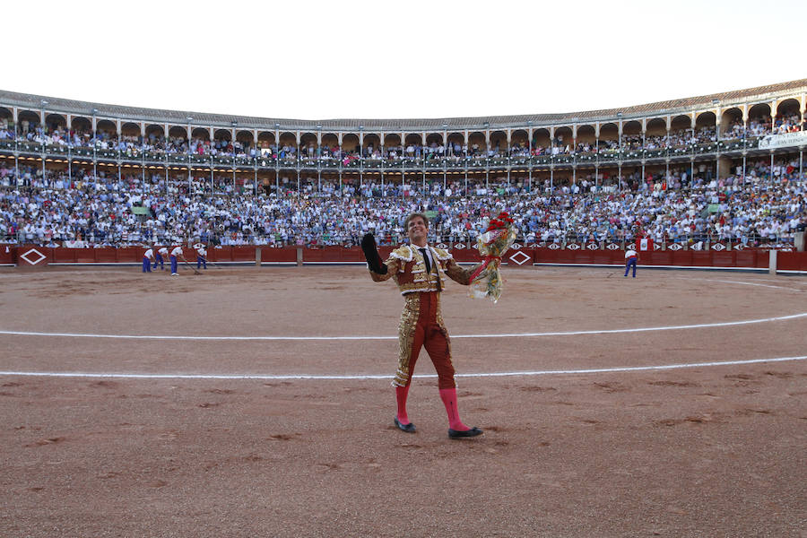 Ambos diestros salieron por la puerta grande de La Glorieta, y el torero peruano Roca Rey gustó al público por su aire elegante