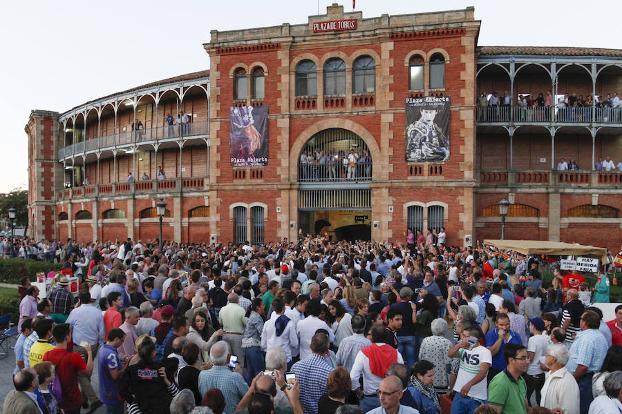 Ambos diestros salieron por la puerta grande de La Glorieta, y el torero peruano Roca Rey gustó al público por su aire elegante