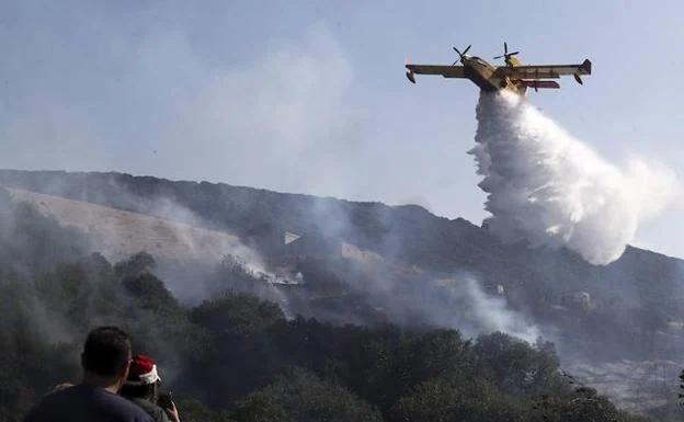 Intervención de un hidroavión en el incendio de la Sierra de la Cabrera este verano.