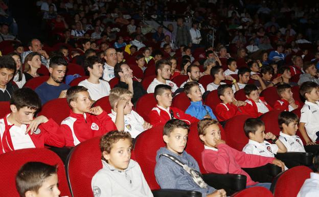 Püblico asistente a la conferencia de Vicente del Bosque.