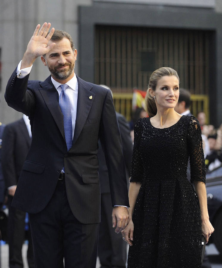 Don Felipe y doña Letizia asisten a la ceremonia de entrega de los Premios Príncipe de Asturias de 2010.