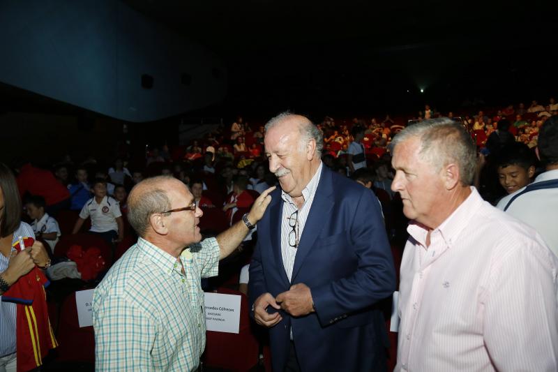 En un teatro Ortega abarrotado de chavales, el exseleccionador nacional impartió la conferencia 'Los Valores del deporte' 