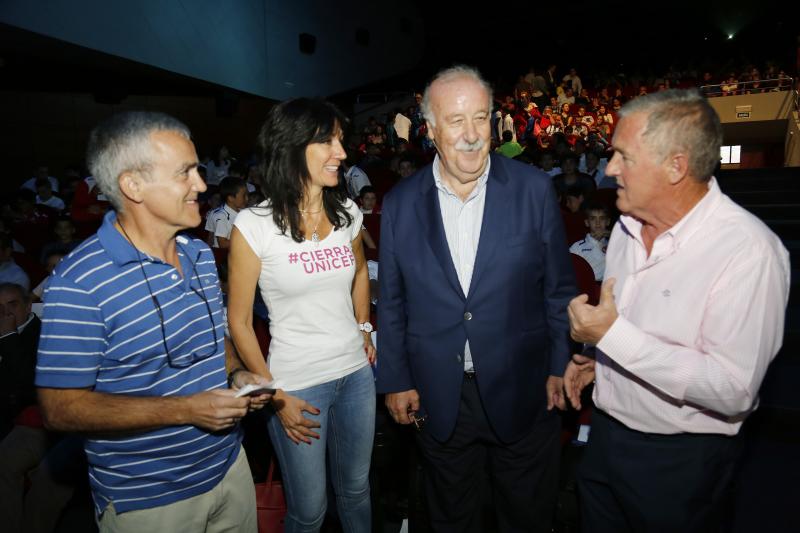 En un teatro Ortega abarrotado de chavales, el exseleccionador nacional impartió la conferencia 'Los Valores del deporte' 