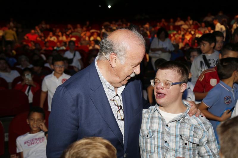 En un teatro Ortega abarrotado de chavales, el exseleccionador nacional impartió la conferencia 'Los Valores del deporte' 